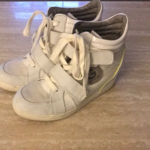 Wedge sneaker by Guess.